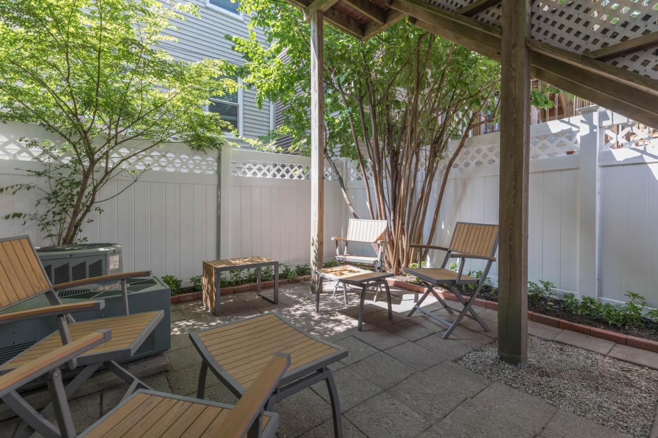Sunny Convenient Home W/ Private Patio! Easy Walk To Everything! Boston Kültér fotó